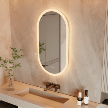 Oval spegel med träram för en naturlig stil